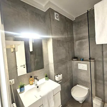 Bright 1 Bedroom With A Private Terrace アパート