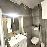 Bright 1 Bedroom With A Private Terrace Apartmán